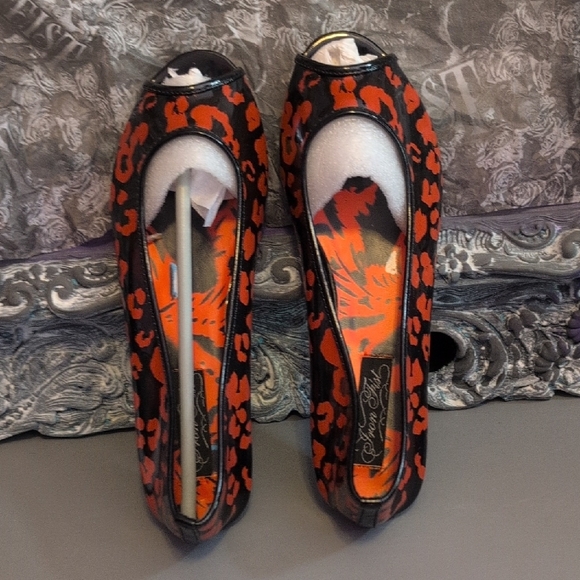 Iron Fist Black and Red/Orange Pattern Flat JELLYS - Picture 5 of 5